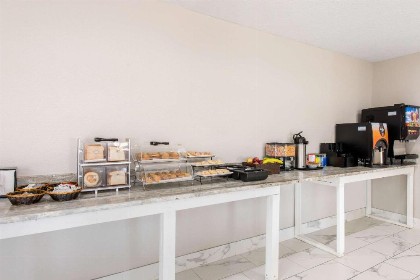 Clarion Inn & Suites Kissimmee-Lake Buena Vista South - image 8