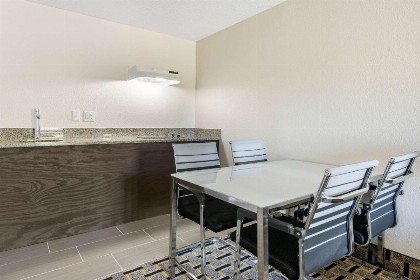 Clarion Inn & Suites Kissimmee-Lake Buena Vista South - image 1