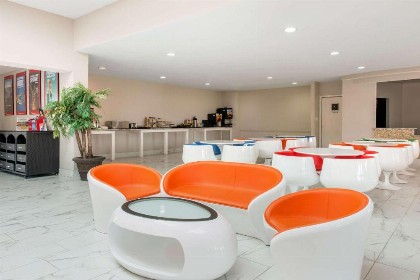 Clarion Inn & Suites Kissimmee-Lake Buena Vista South - image 3