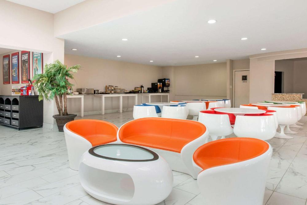 Clarion Inn & Suites Kissimmee-Lake Buena Vista South - image 3