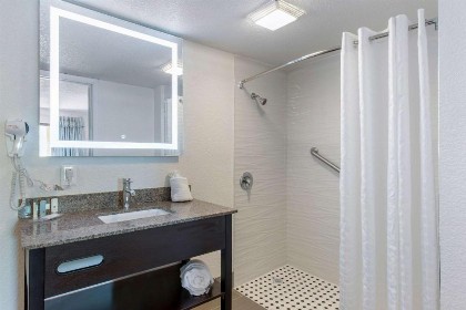 Clarion Inn & Suites Kissimmee-Lake Buena Vista South - image 5