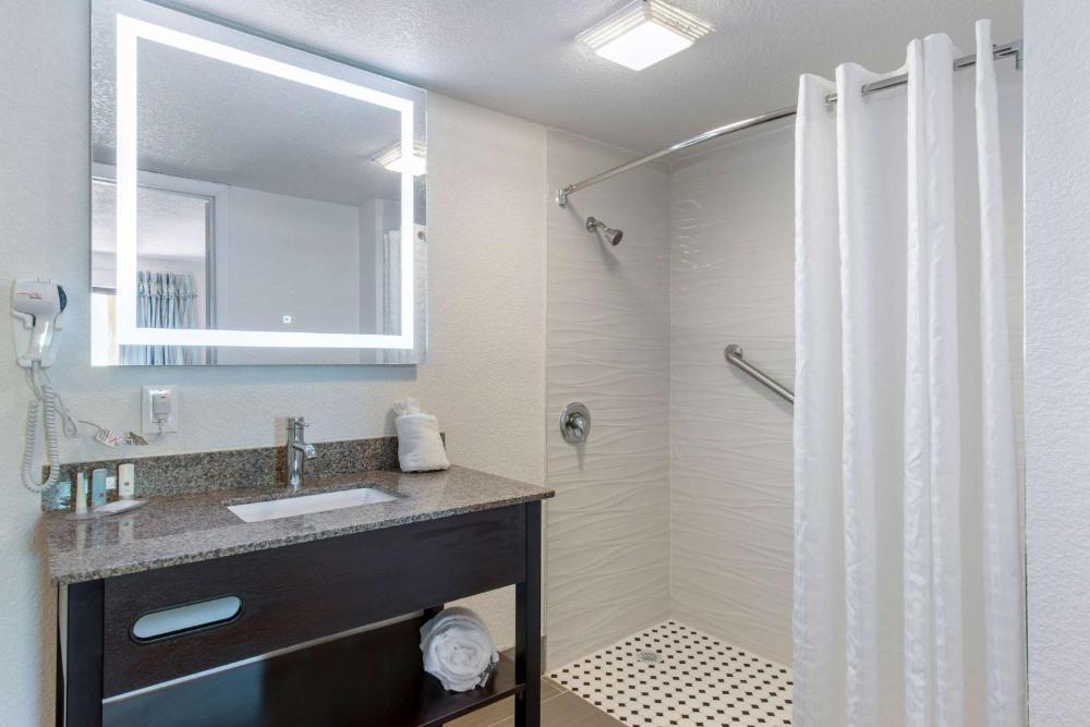 Clarion Inn & Suites Kissimmee-Lake Buena Vista South - image 5