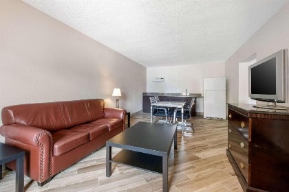 Clarion Inn & Suites Kissimmee-Lake Buena Vista South - image 6