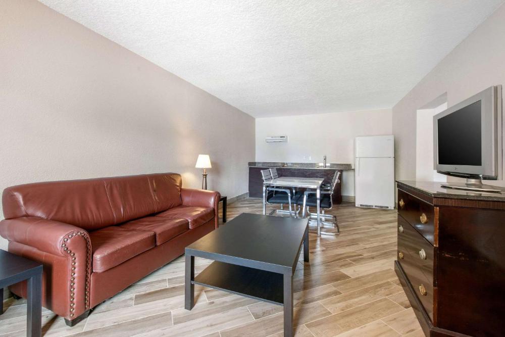 Clarion Inn & Suites Kissimmee-Lake Buena Vista South - image 6