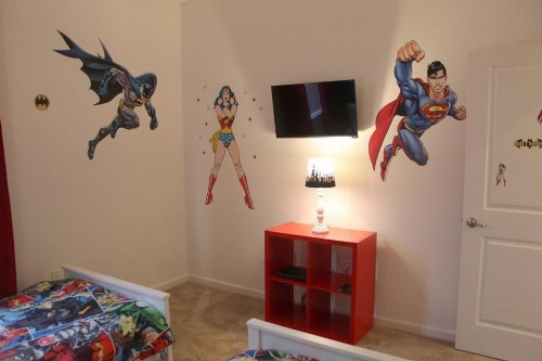 Luxury 4 bedroom home with game room - image 10