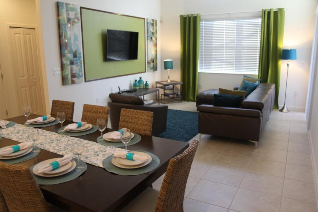Luxury 4 bedroom home with game room - image 6