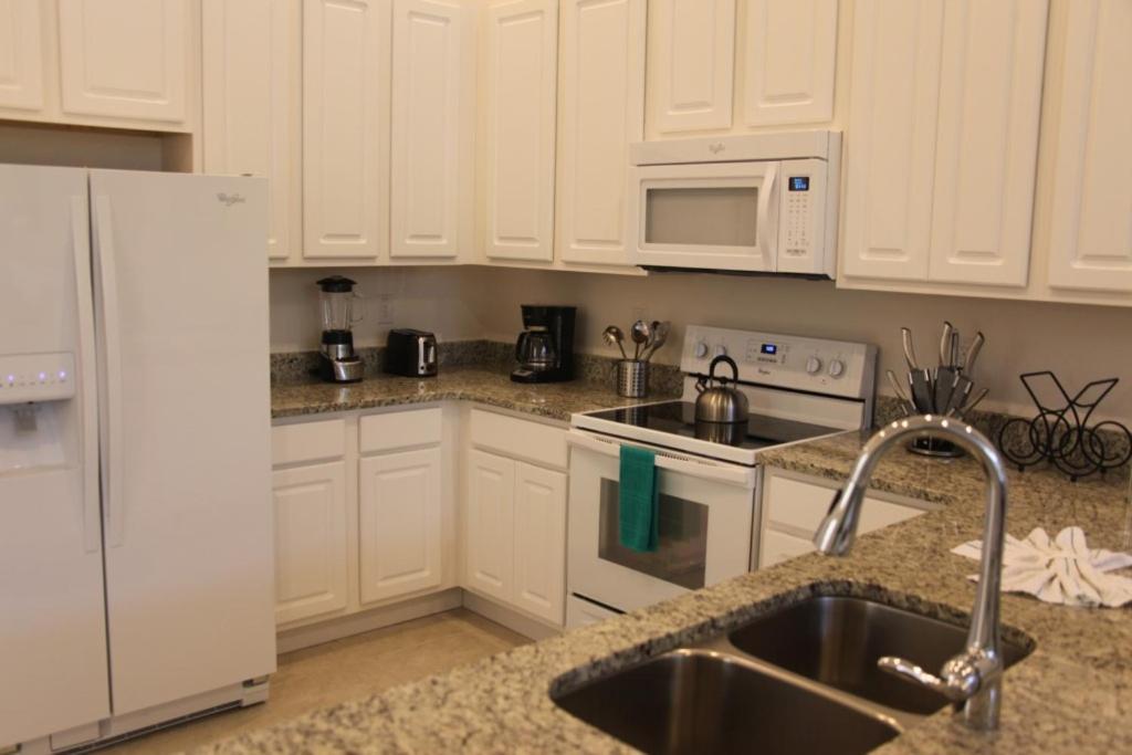 Luxury 4 bedroom home with game room - image 7