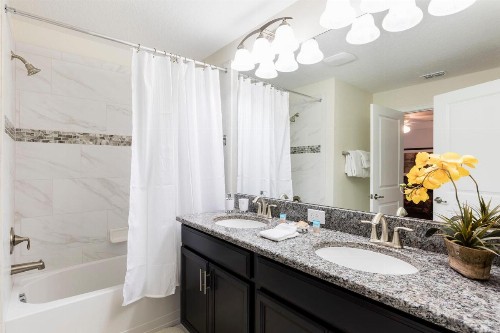 Lovely Vacation Townhouse with Pool SL3103 - image 4