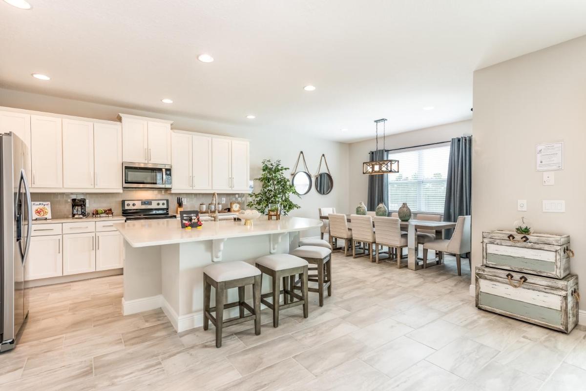 Radiant Home with Private Pool near Disney - 7676F - image 3