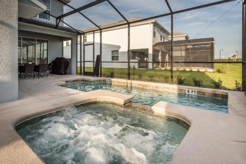 Stunning 5 bedroom home at Storey Lake - image 11