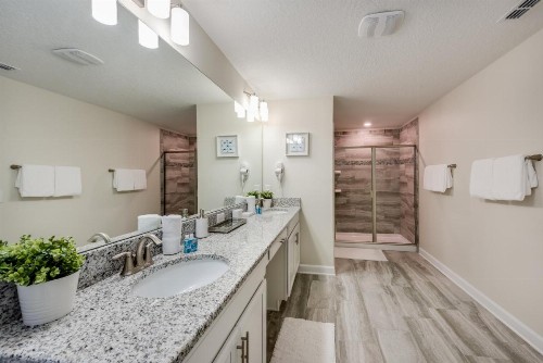 Stunning 5 bedroom home at Storey Lake - image 12