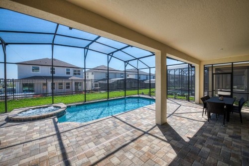 Luxury 9 bedrooms home with games room - image 2