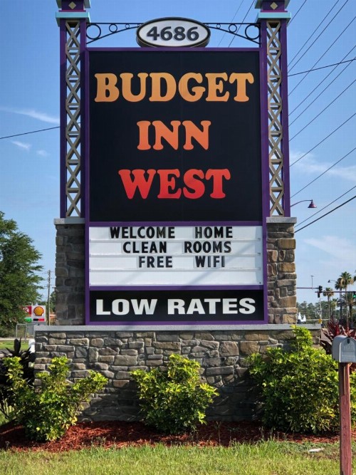 Budget Inn West - image 1