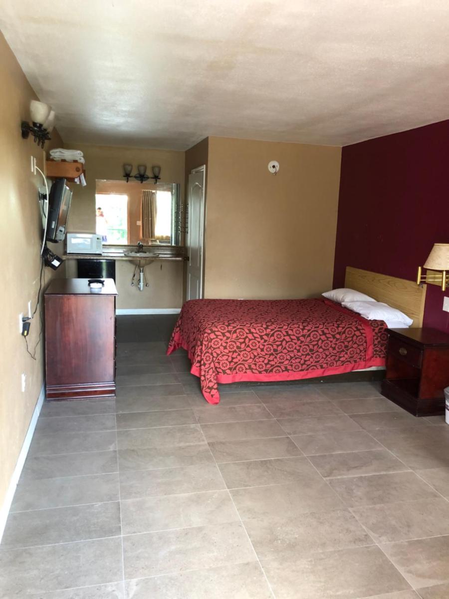 Budget Inn West - image 6
