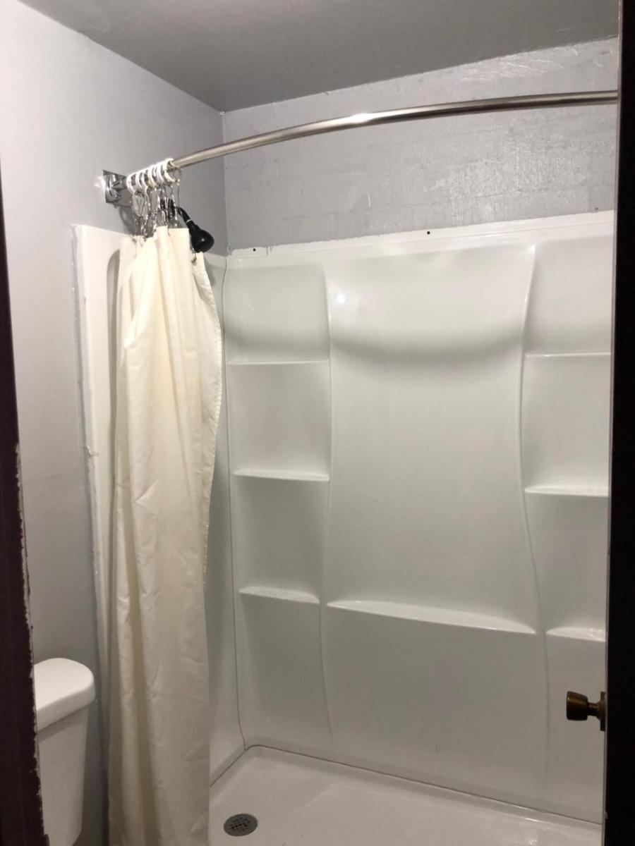 Budget Inn West - image 7