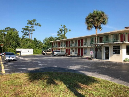 Budget Inn West - image 8