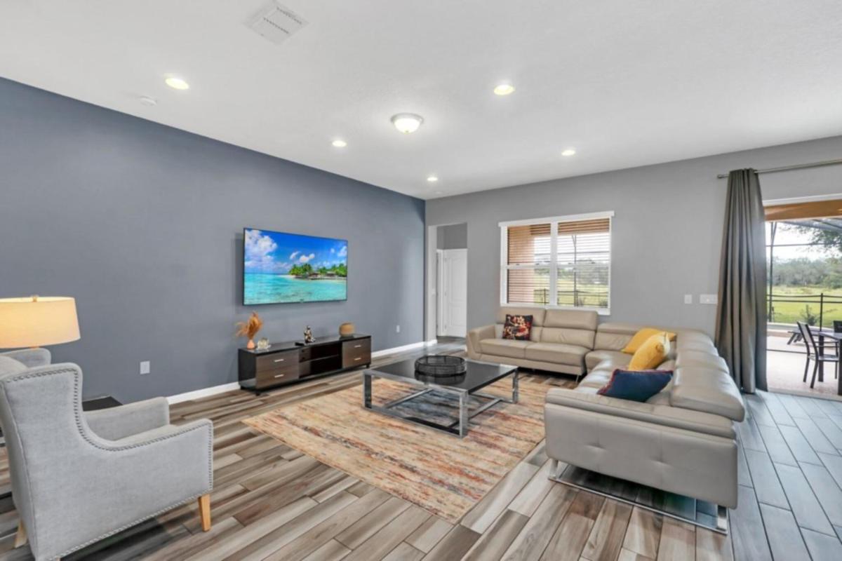 Atrium Castle Within 8 Miles From Disney World - image 5