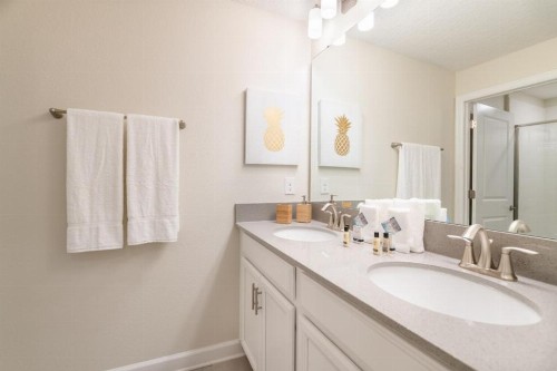 Beautiful 4 beds town home for 10 people - image 10