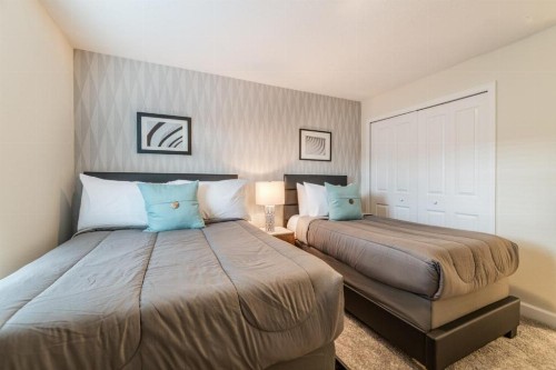 Beautiful 4 beds town home for 10 people - image 6
