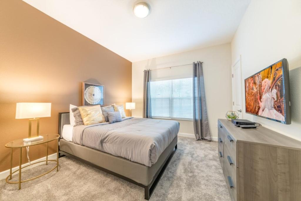 Beautiful 4 beds town home for 10 people - image 7