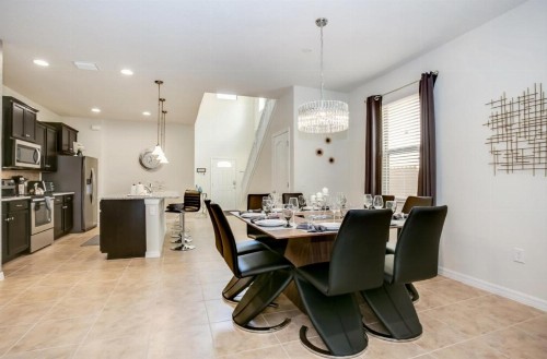 Exquisitely Prestige Large Home with Private Pool - image 11