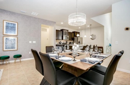 Exquisitely Prestige Large Home with Private Pool - image 12