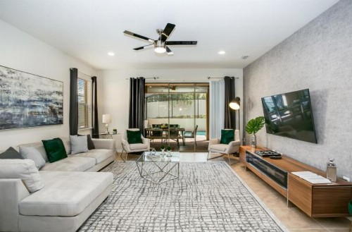 Exquisitely Prestige Large Home with Private Pool - image 15