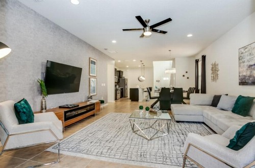 Exquisitely Prestige Large Home with Private Pool - image 18