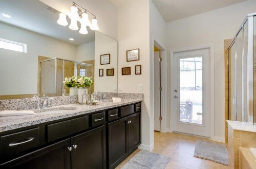 Exquisitely Prestige Large Home with Private Pool - image 22