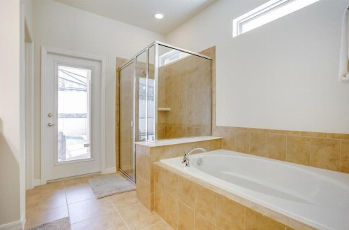 Exquisitely Prestige Large Home with Private Pool - image 23