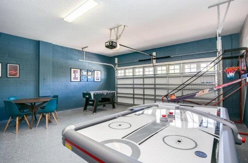 Exquisitely Prestige Large Home with Private Pool - image 25