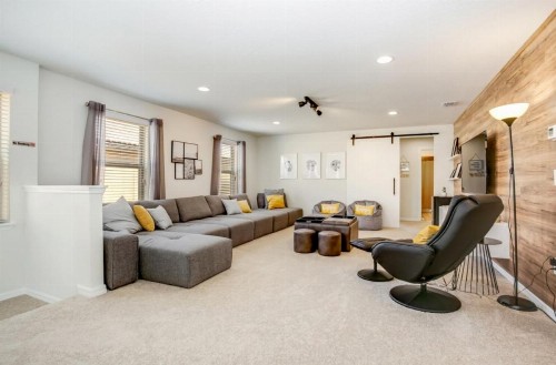 Exquisitely Prestige Large Home with Private Pool - image 26