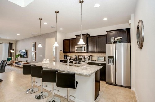 Exquisitely Prestige Large Home with Private Pool - image 3
