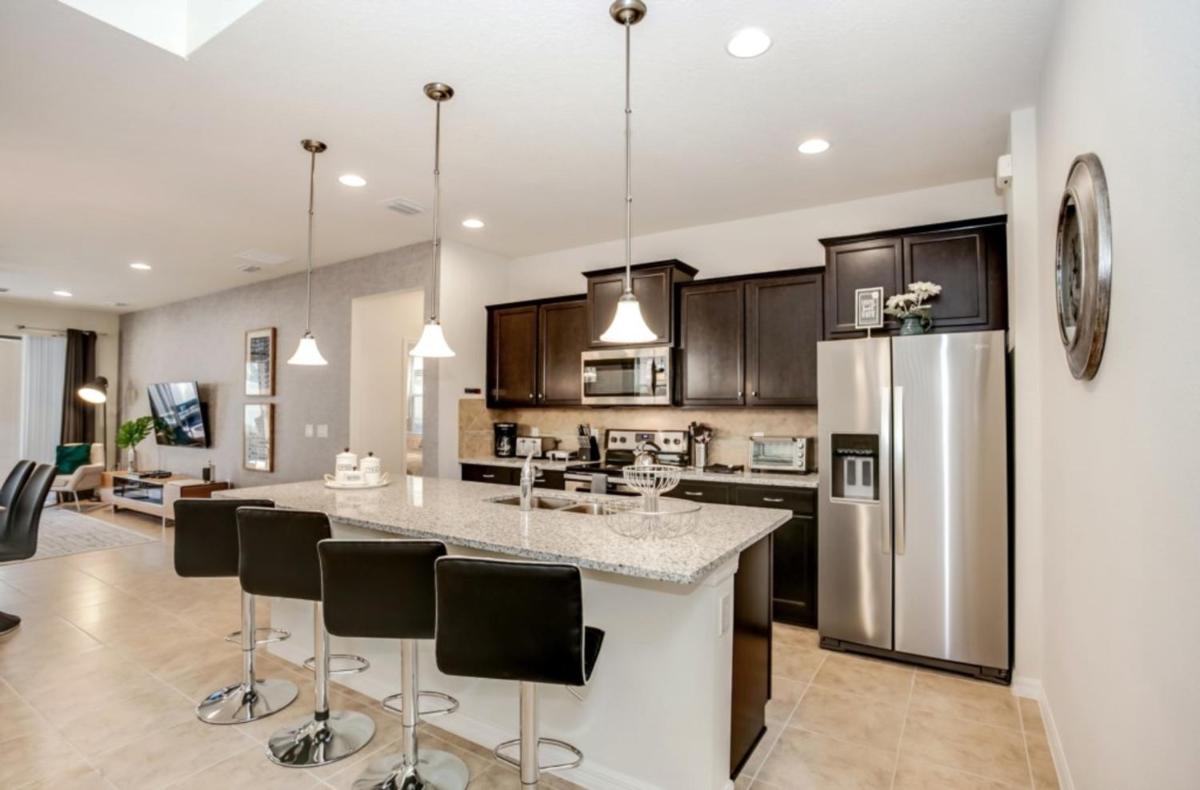 Exquisitely Prestige Large Home with Private Pool - image 3