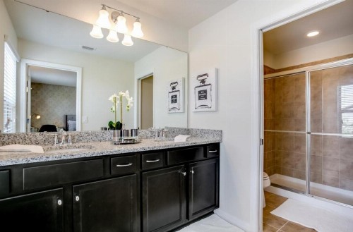 Exquisitely Prestige Large Home with Private Pool - image 35