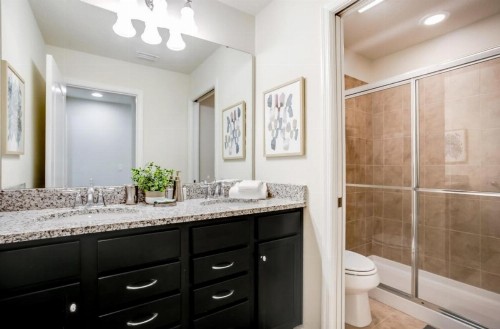 Exquisitely Prestige Large Home with Private Pool - image 38
