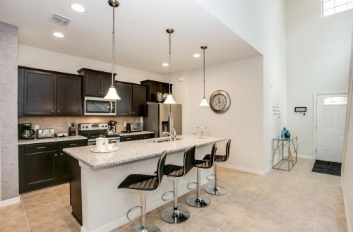 Exquisitely Prestige Large Home with Private Pool - image 4