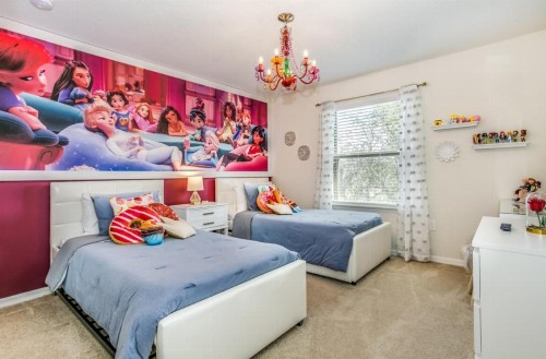 Exquisitely Prestige Large Home with Private Pool - image 41