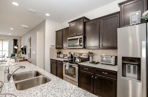 Exquisitely Prestige Large Home with Private Pool - image 5