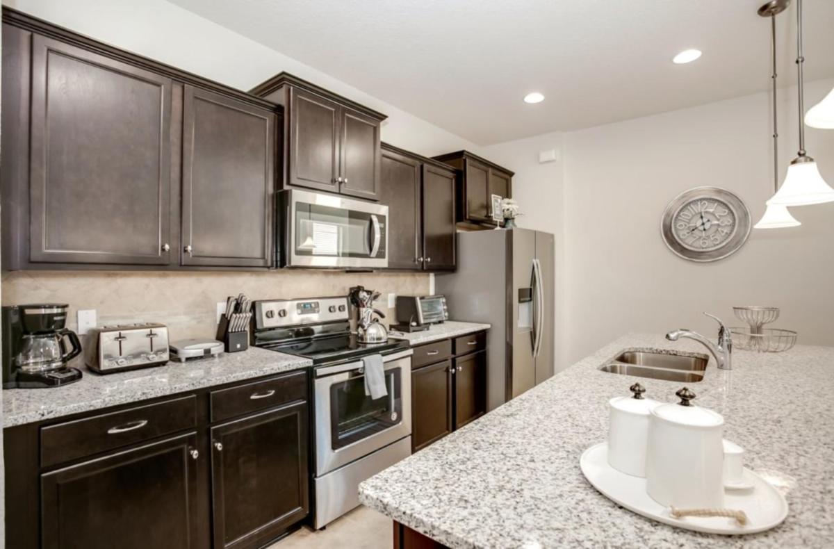 Exquisitely Prestige Large Home with Private Pool - image 6