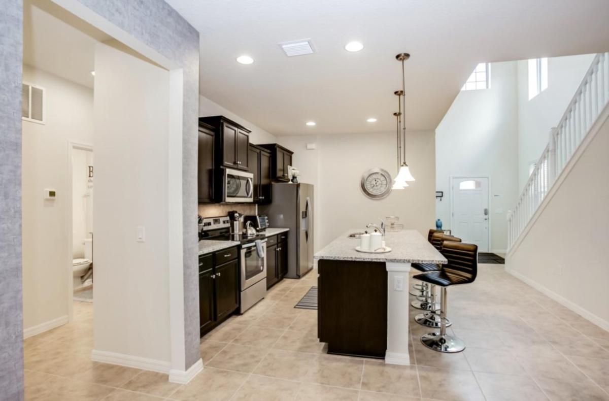 Exquisitely Prestige Large Home with Private Pool - image 7