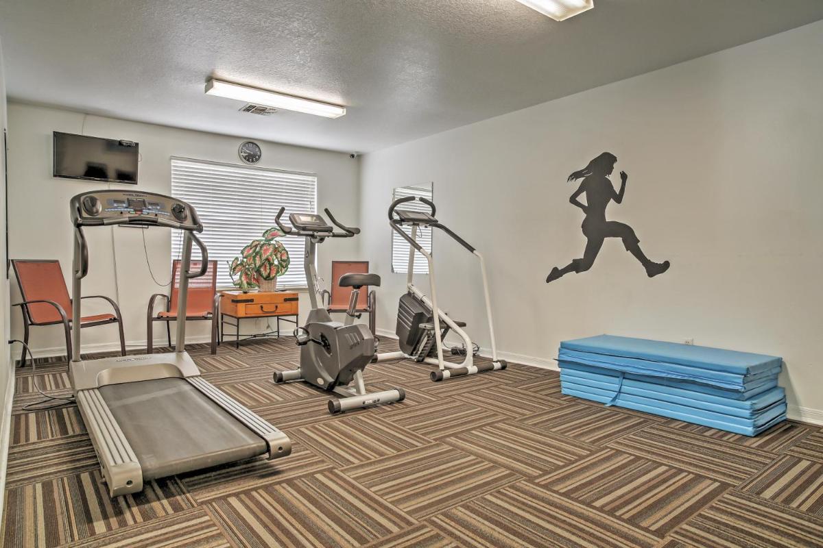 Lovely Condo with Pool Access about 6 Miles to Disney! - image 4