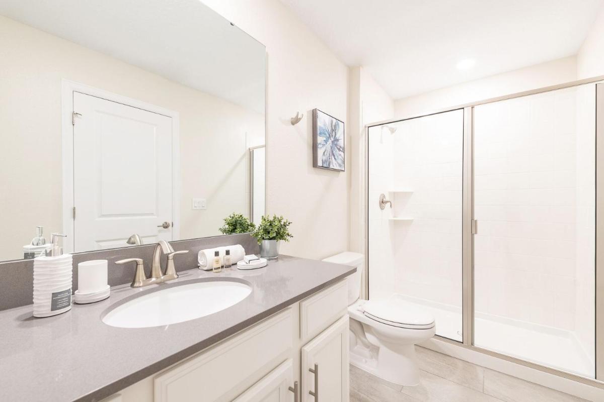 Beautiful New 6 bedroom Home - main image
