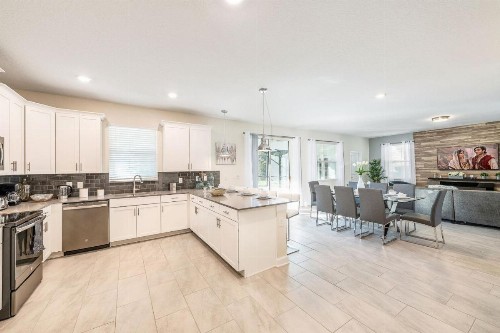 Beautiful New 6 bedroom Home - image 11