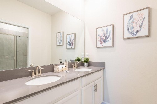 Beautiful New 6 bedroom Home - image 8