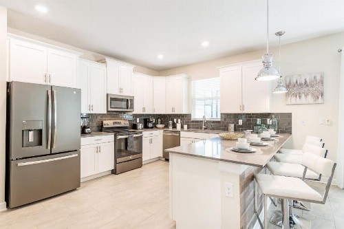 Beautiful New 6 bedroom Home - image 9