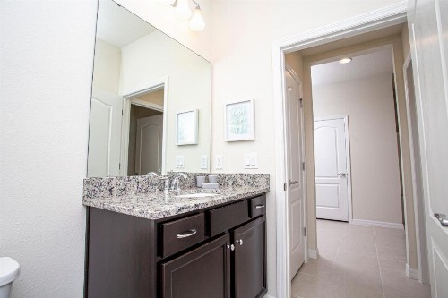 Gorgeous 5 Bd w/ Pool @ Windsor Westside 8929 - image 11
