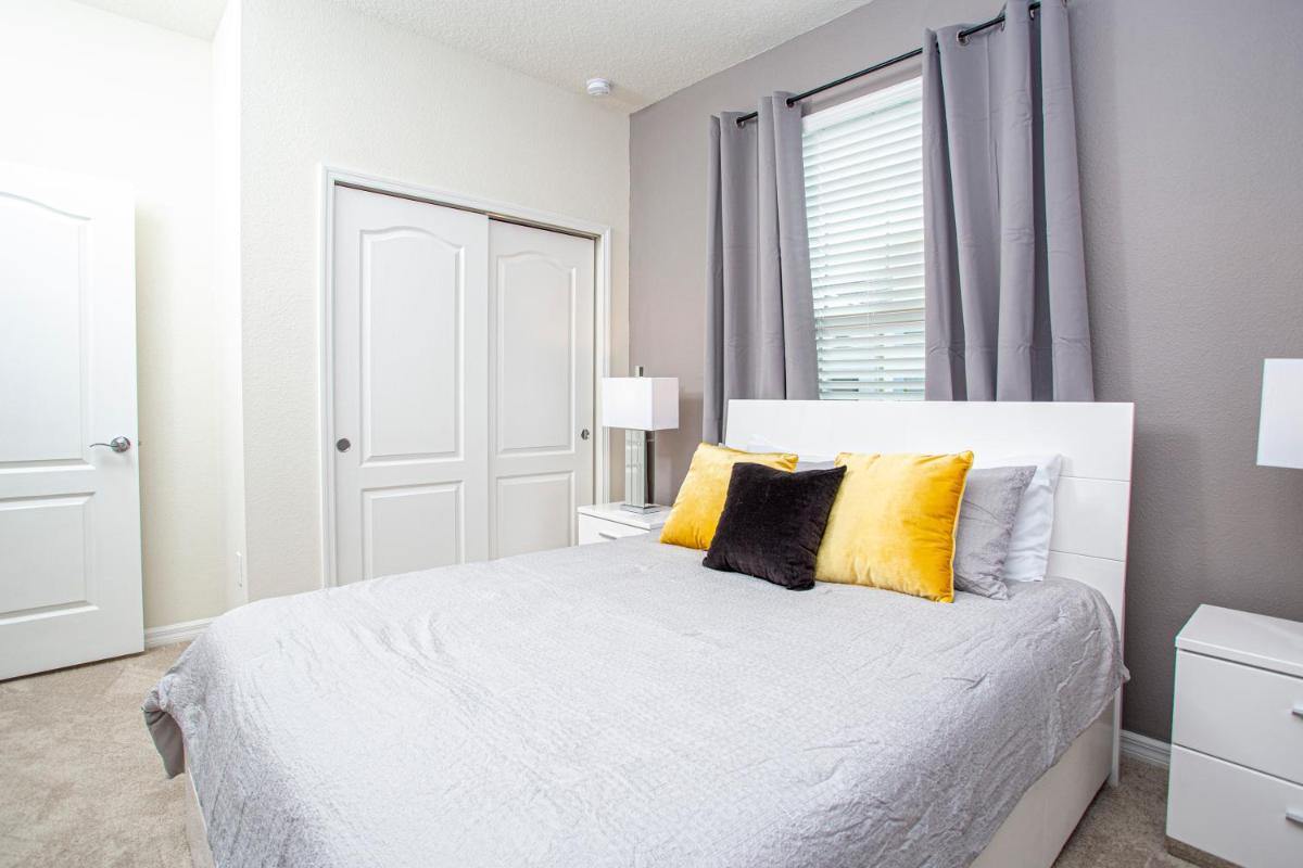 Gorgeous 5 Bd w/ Pool @ Windsor Westside 8929 - image 7