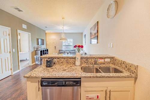 All new townhouse in gated community sleeps 6 10 min to Disney - image 6