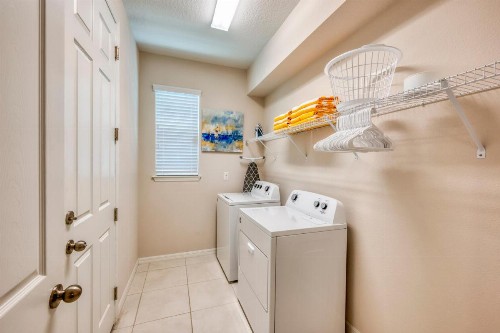 Best vacation gateway close to parks private pool - image 12